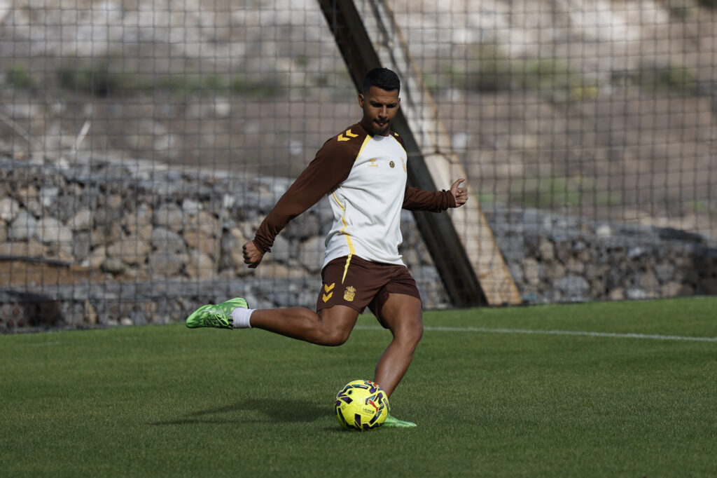 Jonathan Viera entrenamiento | udlaspalmas.NET El conjunto grancanario volvió este miércoles a los entrenamientos y ya encara la recta final de la semana de preparación del partido de este sábado contra el Deportivo de La Coruña. Miércoles de vuelta al trabajo en la Unión Deportiva Las Palmas. El equipo de Luis García se ejercitó este lunes en la Ciudad del