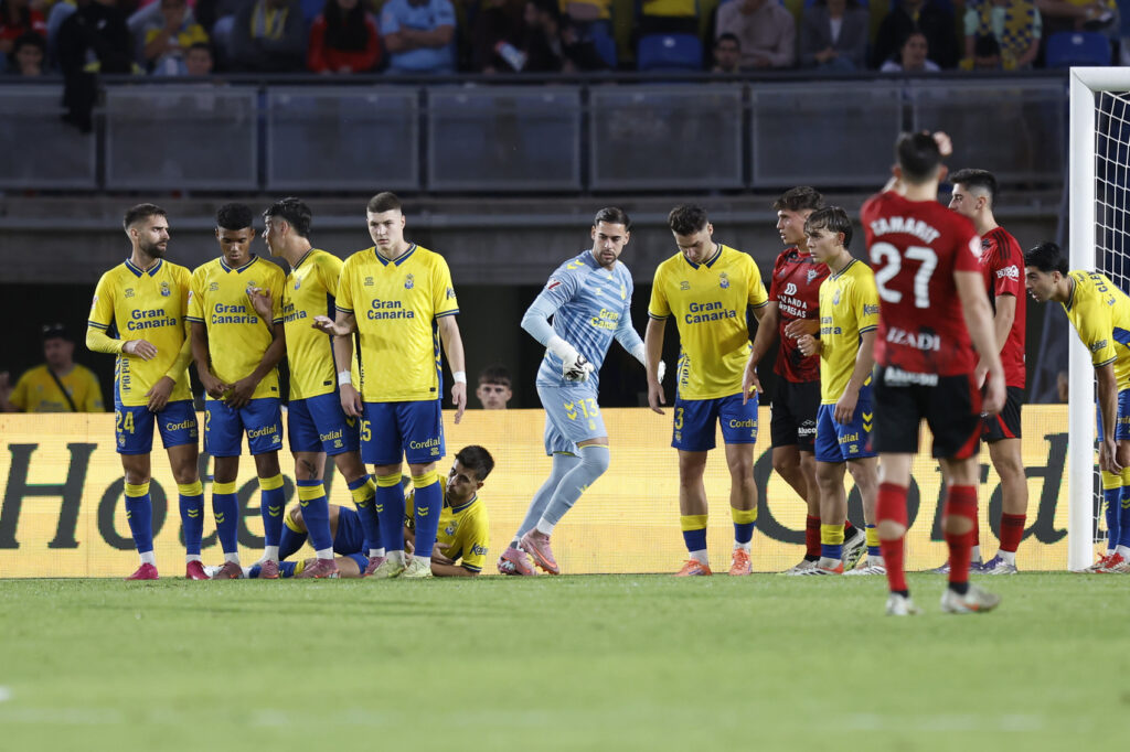 José Antonio Caro Mirandés1 | udlaspalmas.NET El cancerbero onubense se estrenó el pasado lunes en LaLiga Hypermotion defendiendo los colores del representativo y salvo sorpresa será el portero titular de la Unión Deportiva en Ceuta. José Antonio Caro tuvo el lunes sus primeros minutos en LaLiga Hypermotion con la Unión Deportiva Las Palmas. De la primera plantilla amarilla, ya solo faltan