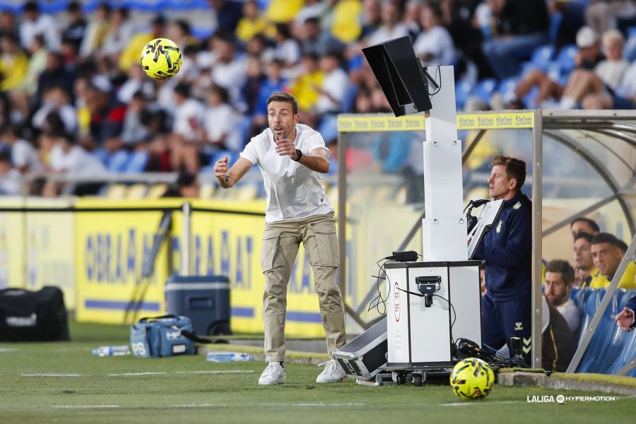 Luis García Mirandés0 | udlaspalmas.NET El técnico de la Unión Deportiva Las Palmas quiso dar mucho mérito al punto conseguido por el conjunto grancanario contra el Mirandés tras quedarse el equipo amarillo con un jugador menos desde la primera parte. Vaso medio lleno o medio vacío, pero la Unión Deportiva consiguió un punto contra el Mirandés: "Creo que hay dos
