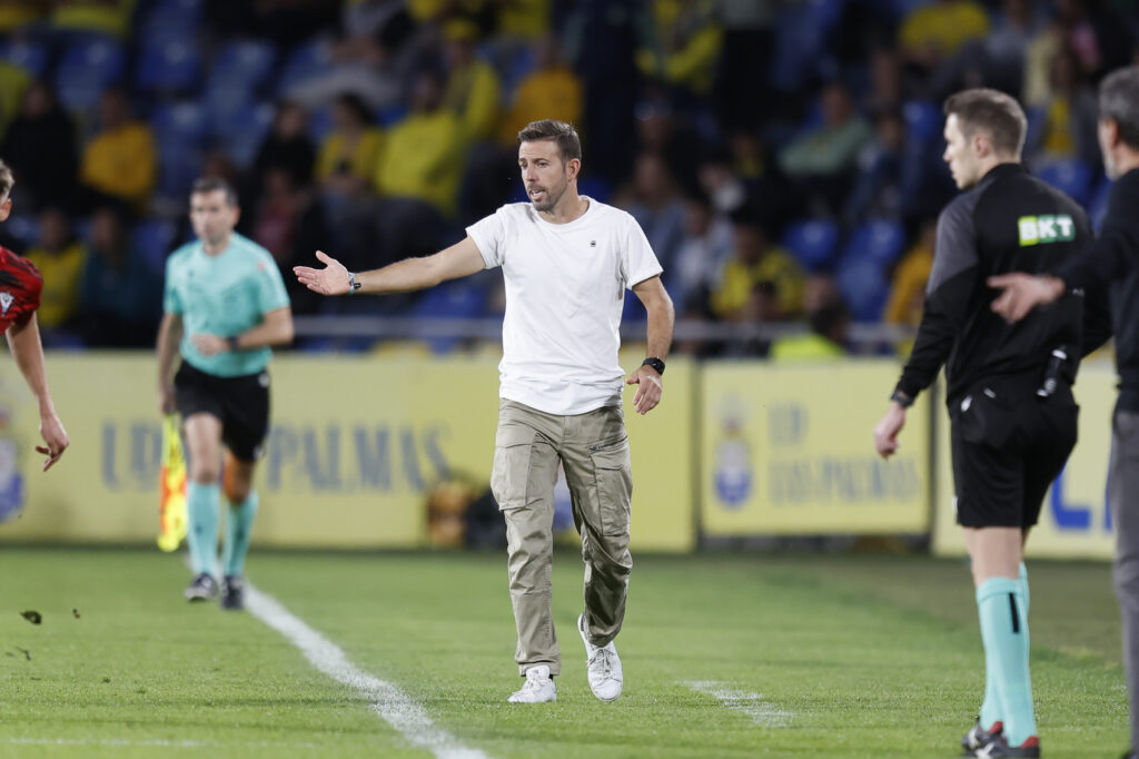 Luis García Mirandés1 | udlaspalmas.NET El técnico de la Unión Deportiva Las Palmas quiso dar mucho mérito al punto conseguido por el conjunto grancanario contra el Mirandés tras quedarse el equipo amarillo con un jugador menos desde la primera parte. Vaso medio lleno o medio vacío, pero la Unión Deportiva consiguió un punto contra el Mirandés: "Creo que hay dos