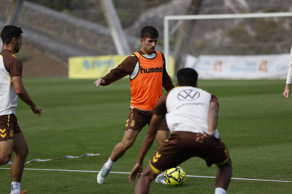 El jugador de Manises es uno de los cinco supervivientes del mercado de verano de 2024 que siguen en la Unión Deportiva Las Palmas. Únicamente no ha participado en diez partidos desde su llegada. Manu Fuster y 22 más. Desde su llegada a la Unión Deportiva Las Palmas el pasado 21 de junio de 2024,