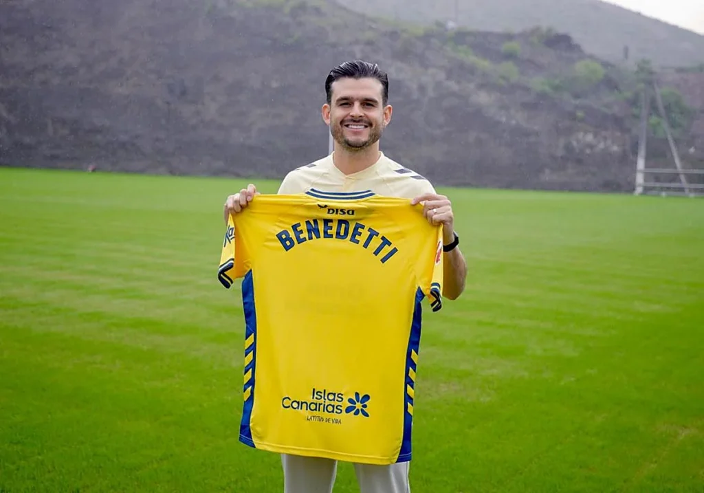 El nuevo jugador de la Unión Deportiva Las Palmas fue presentado este jueves en la Ciudad Deportiva de Barranco Seco, donde aseguró que tanto el club como él han hecho un esfuerzo muy grande para unir sus caminos. Nicolás Benedetti ya luce el amarillo de la Unión Deportiva Las Palmas. Con casi dos horas de