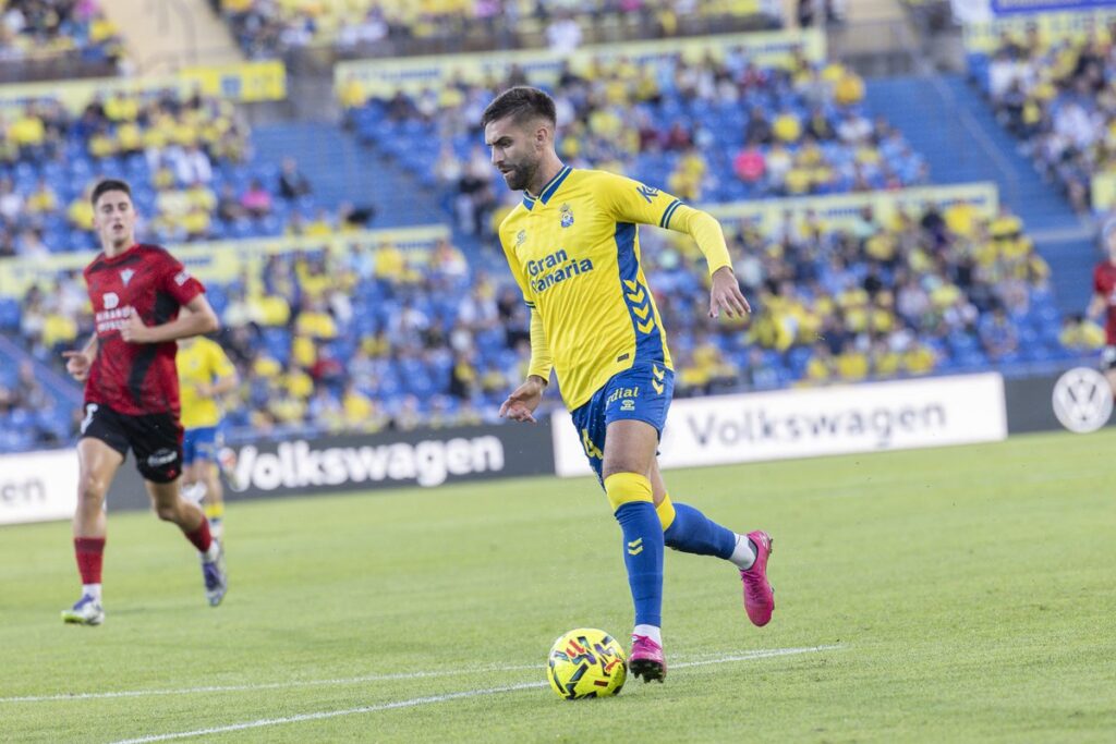 El extremo gaditano y la Unión Deportiva Las Palmas ponen fin a seis temporadas juntos donde ha jugado 121 partidos oficiales y ha marcado 20 goles. Se acabó la etapa de Pejiño en la Unión Deportiva Las Palmas. De más a menos y en una trayectoria amarilla marcada por las lesiones cuando alcanzaba su mejor