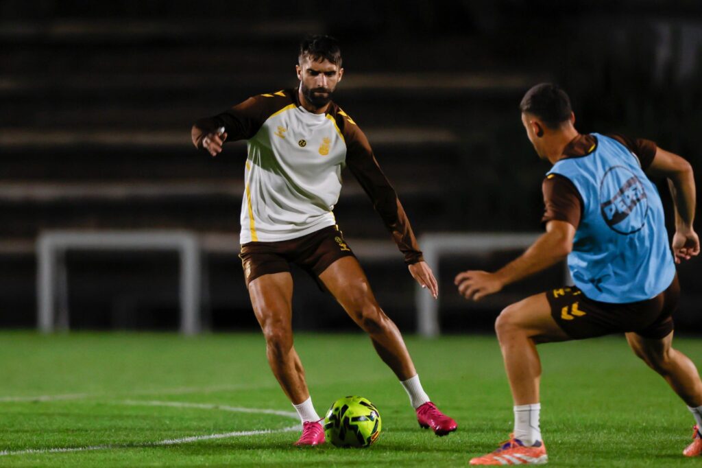 El conjunto grancanario se ejercitó este miércoles en una sesión vespertina en la Ciudad Deportiva de Barranco Seco que da inicio a la preparación del partido del lunes contra el Mirandés. Vuelta al trabajo en la Ciudad Deportiva de Barranco Seco. En una tarde desapacible en Las Palmas de Gran Canaria, el representativo ya deja