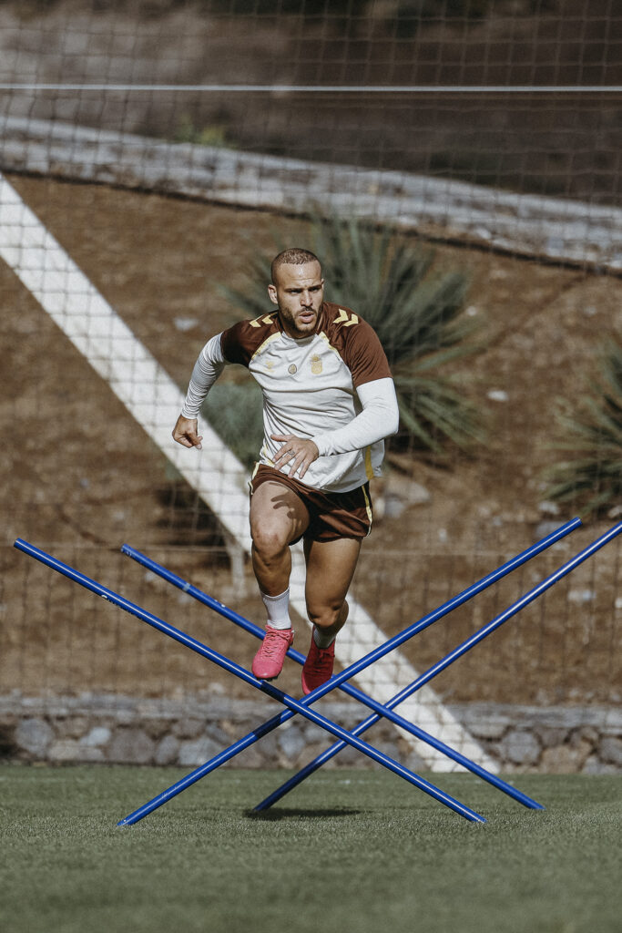 Sandro Ramírez entrenamiento | udlaspalmas.NET El delantero de la Unión Deportiva Las Palmas reconoce el motivo por el cual no se operó durante el descanso de verano y aunque sin decirlo, se arrepiente de no haberlo hecho. Sandro Ramírez ha reconocido este miércoles en UDRadio el calvario sufrido durante la presente temporada tras tener que pasar por el quirófano y