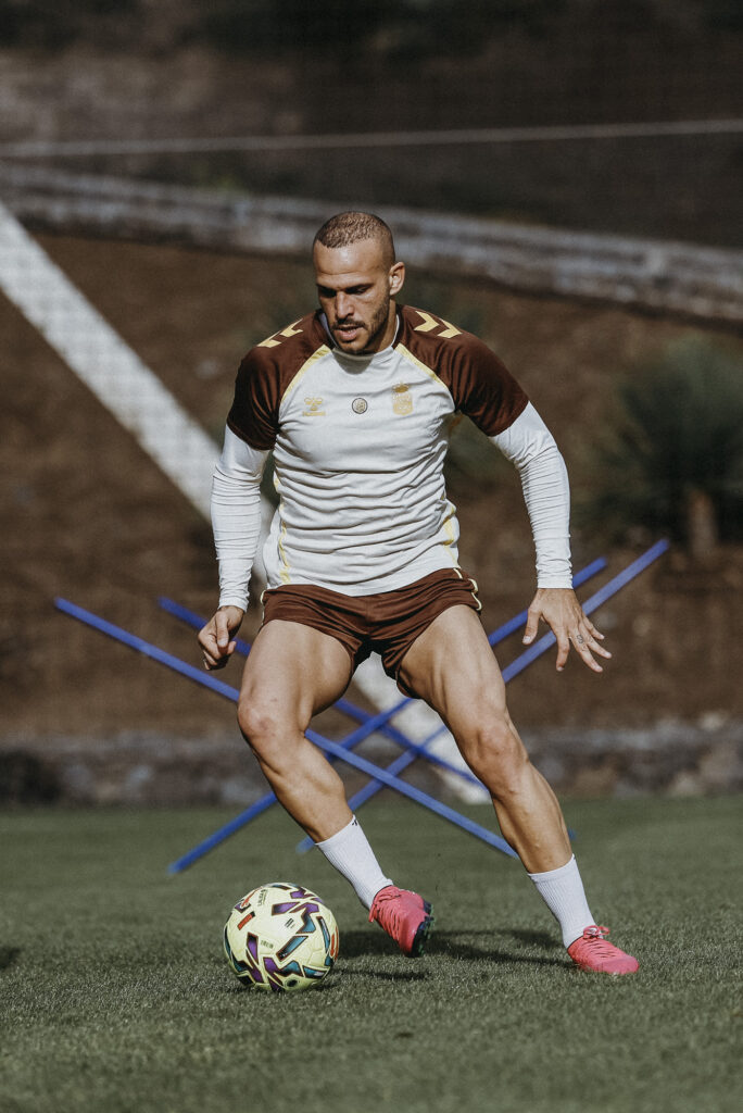 Sandro Ramírez entrenamiento0 | udlaspalmas.NET El delantero de la Unión Deportiva Las Palmas sigue dando pasos en su recuperación y aspira a estar lo antes posible en los primeros meses del 2026. Reconoce haber pasado momentos complicados. Cada vez queda menos para ver el regreso de Sandro Ramírez. El delantero grancanario sigue con una temporada en blanco tras haberse operado