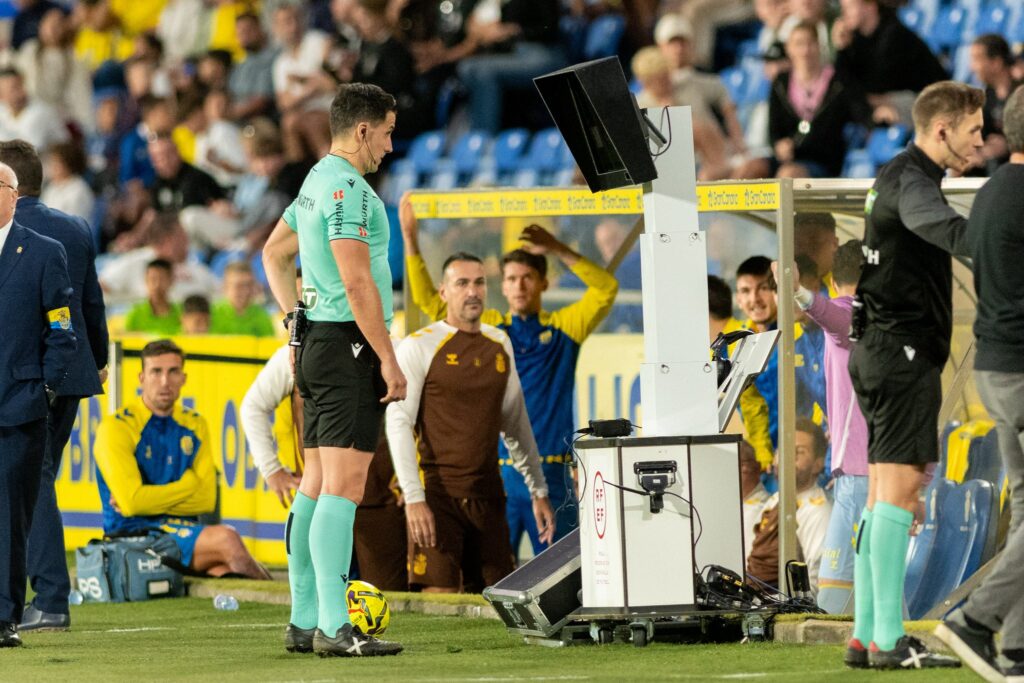 El colegiado alicantino será el encargado de arbitrar el partido de este viernes contra el Leganés. Las Palmas solo ha ganado una vez con el colegiado de este viernes, que ha arbitrado hasta once veces al conjunto grancanario. Este jueves, la Real Federación Española de Fútbol ha anunciado las nuevas designaciones del viernes para la