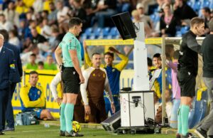 «Voy a cancelar el penalti porque está escondiendo el brazo»