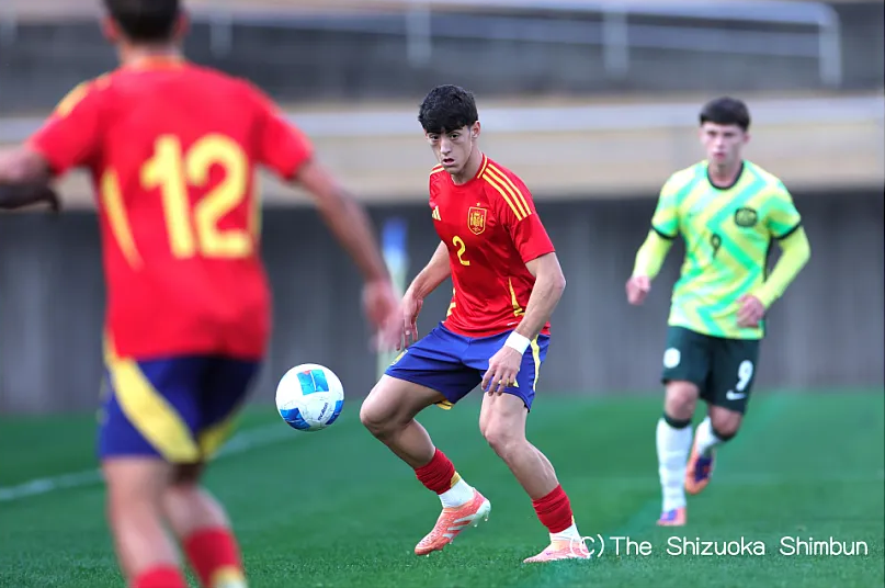 El lateral derecho de la Unión Deportiva Las Palmas fue titular y jugó el partido completo en el estreno de España Sub 19 en el torneo que se está disputando en Japón. Valentín Pezzolesi hace de las suyas en Japón. A más de doce mil kilómetros, el lateral derecho de la Unión Deportiva Las Palmas