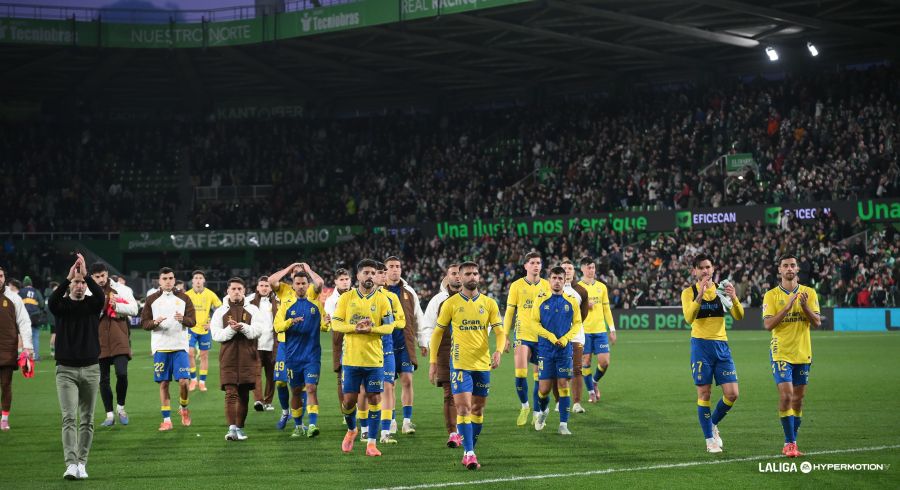 Un millar de aficionados de la Unión Deportiva Las Palmas estuvieron presentes en El Sardinero para arropar al conjunto grancanario, que acabó sufriendo una dura derrota en tierras cántabras. Lo que se presentaba como un fin de semana de esos que no se olvidan nunca, el resultado sufrido por la Unión Deportiva Las Palmas contra