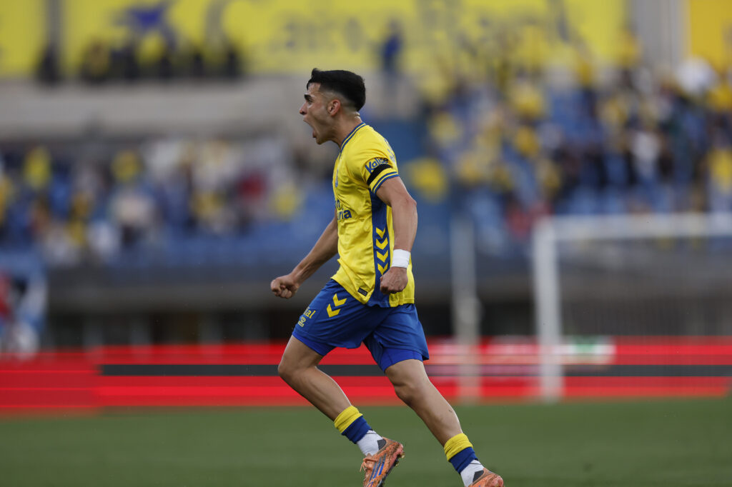 Dos errores significativos en los primeros quince minutos del partido pusieron cuesta arriba el encuentro. Con dos goles en contra, Las Palmas comenzó a ponerse nerviosa y a precipitarse. Ale García marcó el gol de los amarillos, que suman dos derrotas consecutivas por primera vez en la temporada. Dinko Horkaš detuvo un penalti en los