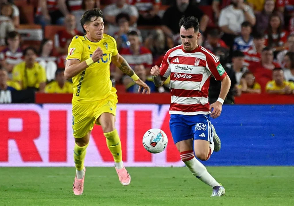 El conjunto grancanario, informa MARCA, ya trabaja también de cara a la próxima temporada, indistintamente de la categoría en la que juegue, y se ha fijado en Álex Sola, jugador de banda derecha que acaba contrato este 30 de junio de 2026. La Unión Deportiva Las Palmas intenta trabajar en la medida de lo posible