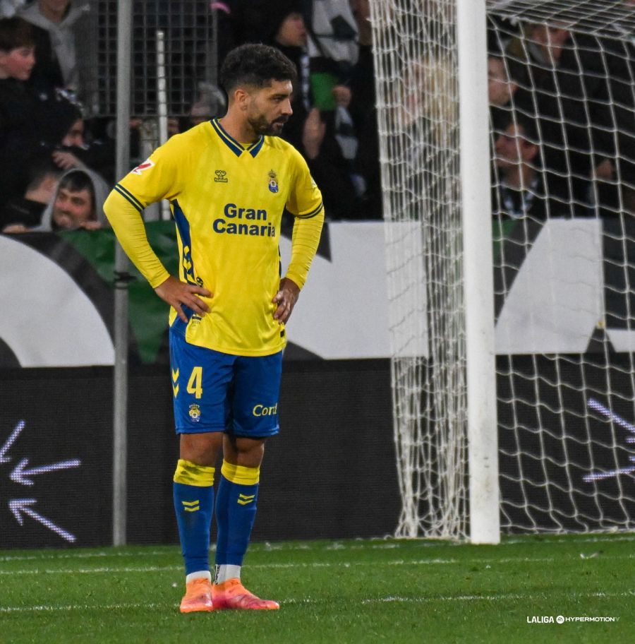La Unión Deportiva Las Palmas cae de los puestos de ascenso directo por culpa del golavarage general y el Castellón supera al equipo de Luis García, que llevaba tres jornadas consecutivas en ascenso directo. La dura derrota de la Unión Deportiva Las Palmas sufrida contra el Racing de Santander no solo aleja al conjunto grancanario