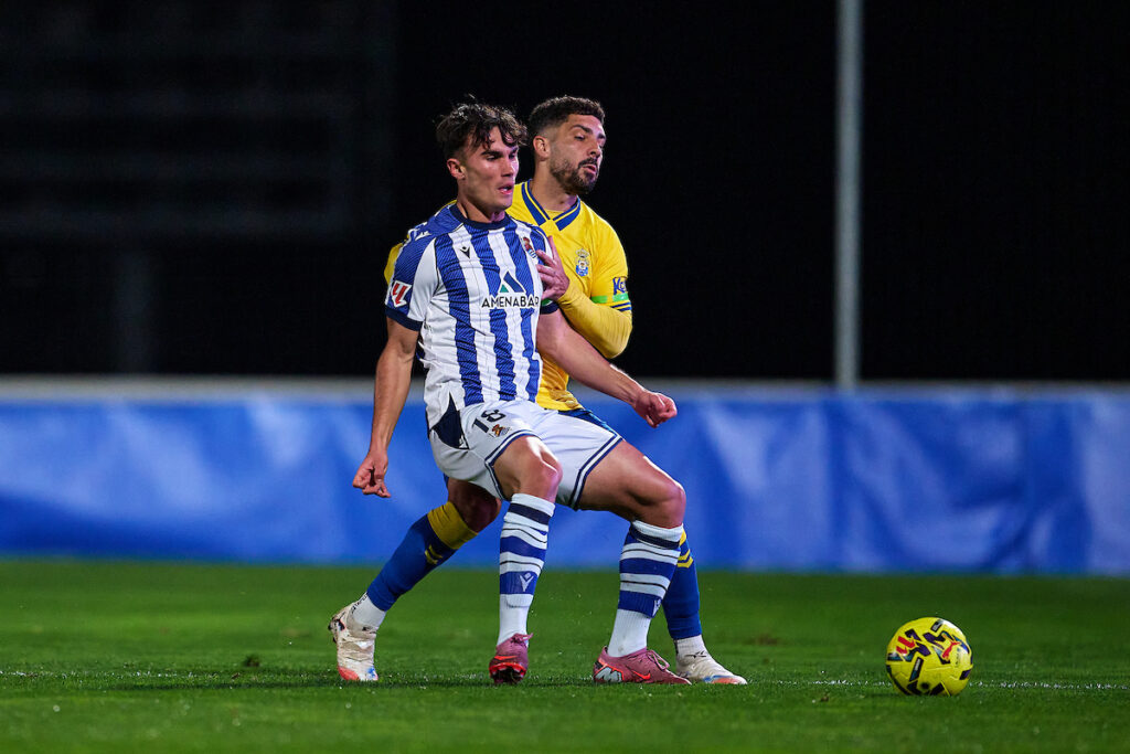 La Unión Deportiva Las Palmas vuelve a puntuar tras dos partidos seguidos perdiendo pero deja dudas en Zubieta, donde se le escaparon dos puntos en un partido donde no supo sentirse cómodo sobre el terreno de juego. Kirian Rodríguez cometió un error en el gol encajado y fue el autor del gol amarillo. Cuatro cambios