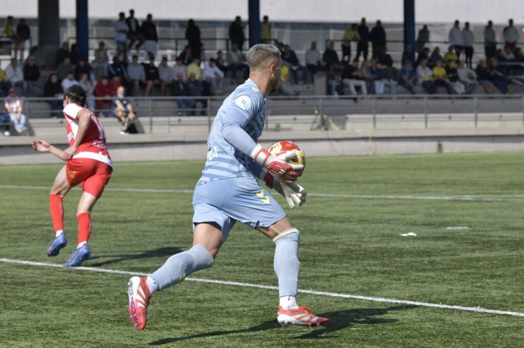 El cancerbero titular de Las Palmas Atlético ejerció de tercer portero en el partido de este lunes en el Carlos Belmonte. Es su décimo sexta convocatoria con el primer equipo amarillo. La principal novedad en la convocatoria de la Unión Deportiva Las Palmas que este lunes se midió al Albacete Balompié estuvo en el banquillo.