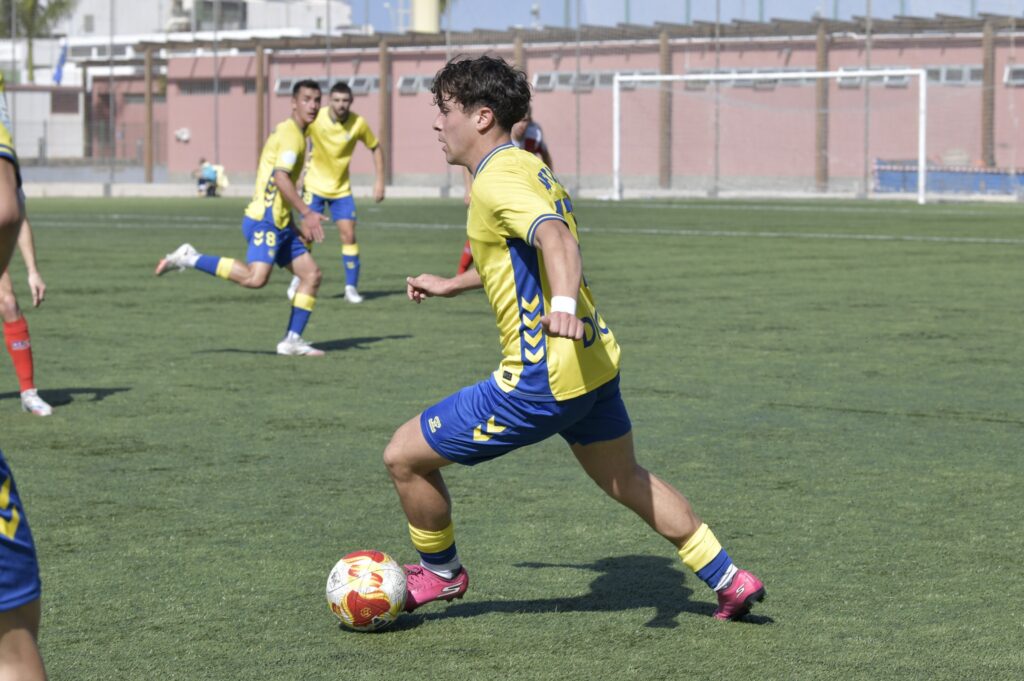 Liderados por Iván Medina, autor de una asistencia espectacular y un golazo, Las Palmas Atlético completó una remontada de las que se quedan en la memoria tras ir perdiendo por dos goles antes del primer cuarto de hora. Johan Guedes empató el partido desde los once metros y el filial suma su tercera victoria en