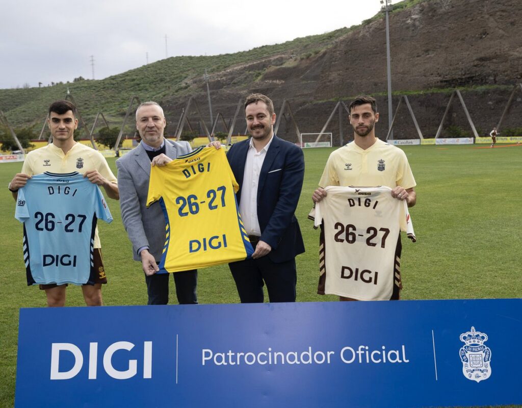 La Unión Deportiva Las Palmas y DIGI han presentado este jueves un acuerdo hasta el 30 de junio de 2027 para lucir en la camiseta del conjunto grancanario justo debajo de los dorsales. Cambio de patrocinador importante en la camiseta de la Unión Deportiva Las Palmas. El representativo ha lucido en las últimas temporadas el