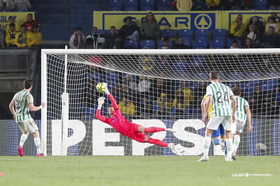 Dinko Horkas parada penalti Córdoba | udlaspalmas.NET Los jugadores de la Unión Deportiva Las Palmas se mostraron disgustados y enfadados tras perder contra el Córdoba y sumar la segunda derrota consecutiva por primera vez en la presente temporada. Ale García volvió a ser de lo poco destacable de Las Palmas y marcó el único gol del conjunto grancanario. Sobre el partido, el