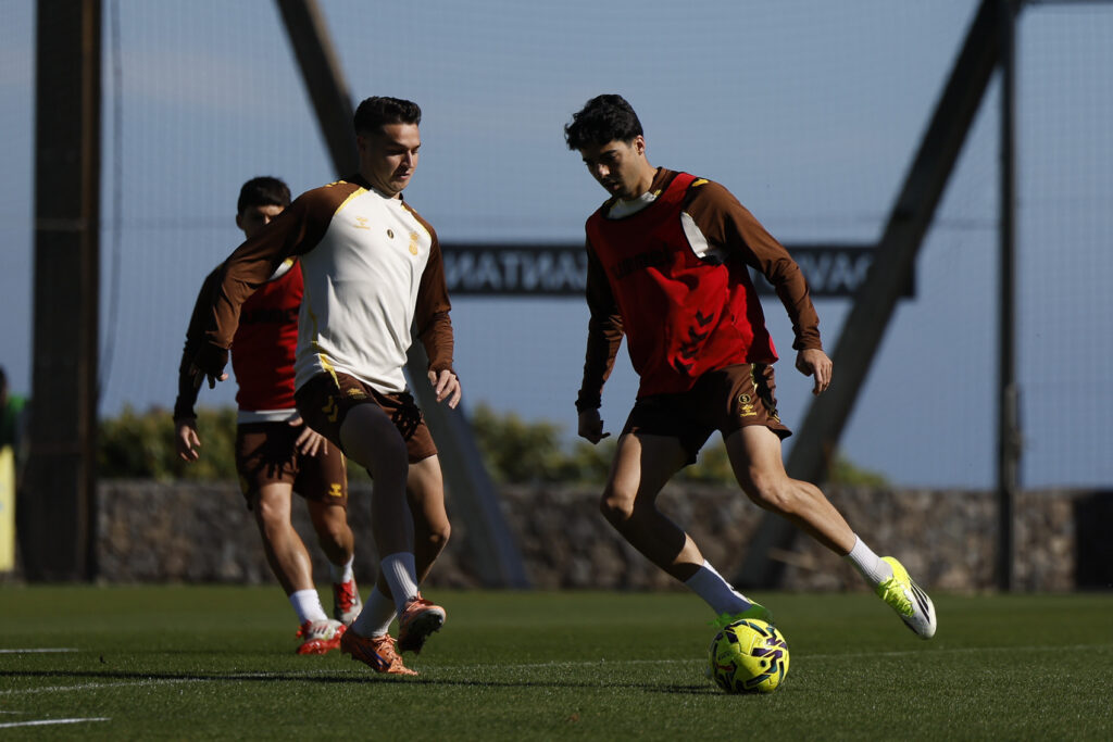 El técnico de la Unión Deportiva Las Palmas recupera a ambos jugadores, que no pudieron estar presentes contra la Real Sociedad B al estar sancionados. La teoría dice que ambos volverán al centro de la defensa. Luis García recupera efectivos para el partido de este sábado contra el Burgos. El técnico amarillo recupera la columna