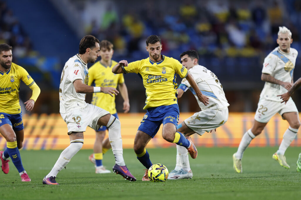 El conjunto grancanario termina la primera vuelta como colíder de la categoría de plata del fútbol español. El golaverage le da el liderato al Racing de Santander. Las Palmas, con seis puntos de ventaja respecto al séptimo clasificado. Empate con sabor agridulce una vez terminada la jornada en la categoría de plata del fútbol español.