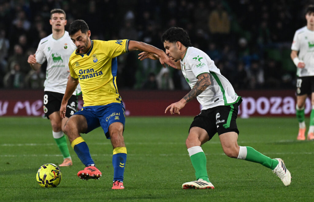 Enzo Loiodice Racing0 | udlaspalmas.NET El conjunto cántabro aprovechó la victoria de la Unión Deportiva Las Palmas en Almería para certificar su regreso a la élite del fútbol español tras catorce temporadas lejos de Primera División. Catorce largos años han pasado para el Real Racing Club de Santander. Desde que descendió en 2012 como colista de Primera División, el conjunto