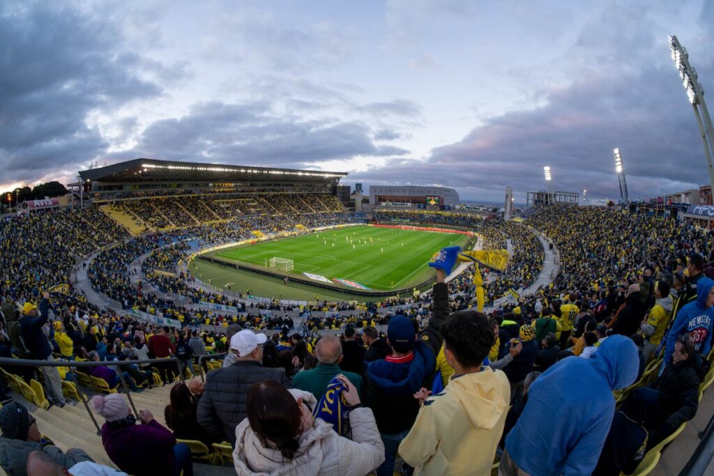La inversión en la reforma del Estadio de Gran Canaria podría sobrepasar un 60% la estimación inicial, hasta los 160 millones de euros. En ese contexto aparece la inversión privada con un acuerdo que podría ser histórico para la UD Las Palmas y la institución insular. El proyecto de remodelación del Estadio de Gran Canaria