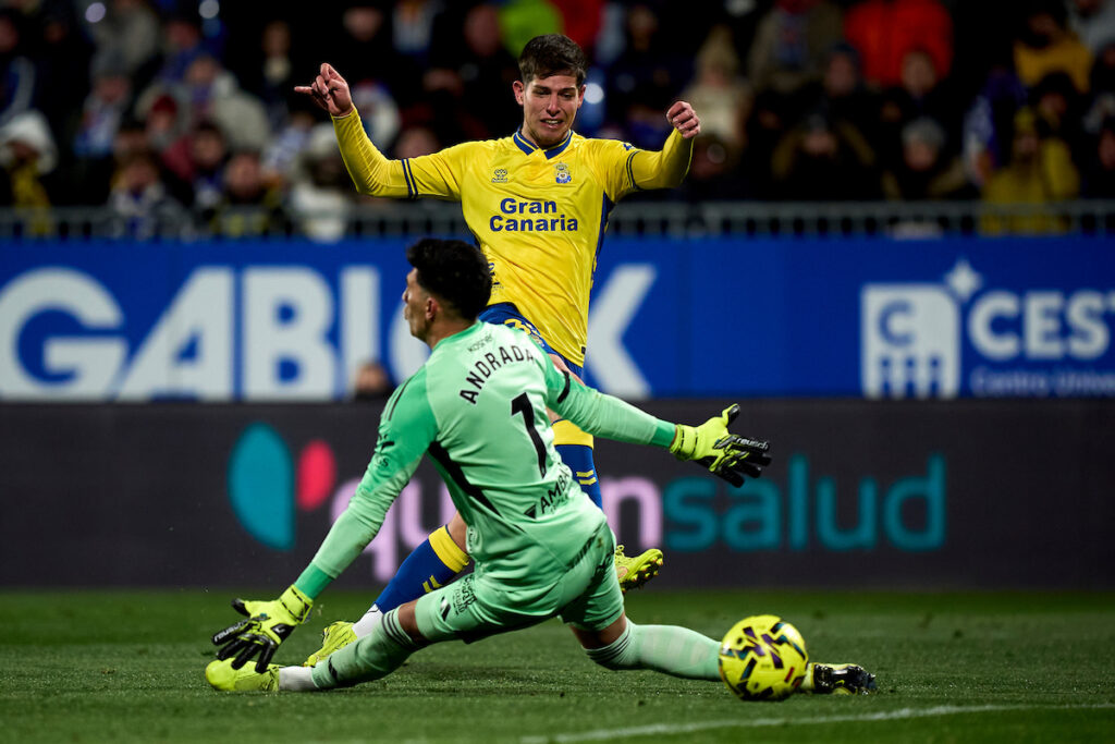 El conjunto grancanario sumó una importante victoria este domingo en Zaragoza para mantenerse en puestos de ascenso directo y además recortar distancias respecto al Racing de Santander, líder de la categoría de plata del fútbol español. Victoria importantísima en el Ibercaja Estadio de Zaragoza. La Unión Deportiva Las Palmas consiguió este domingo su cuarta victoria