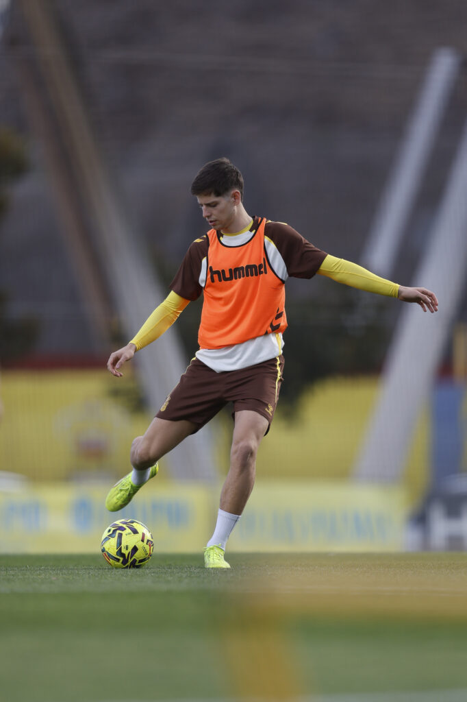 Estanis Pedrola entrenamiento | udlaspalmas.NET El mediocentro colombiano ya está inscrito en LaLiga y podrá ser utilizado por Luis García si así lo requiere para el partido de este sábado contra el Deportivo de La Coruña. 'Trámite' resuelto a tiempo por parte de la Unión Deportiva Las Palmas: Nicolás Benedetti, inscrito en LaLiga. Este viernes, Luis García ya reconoció que