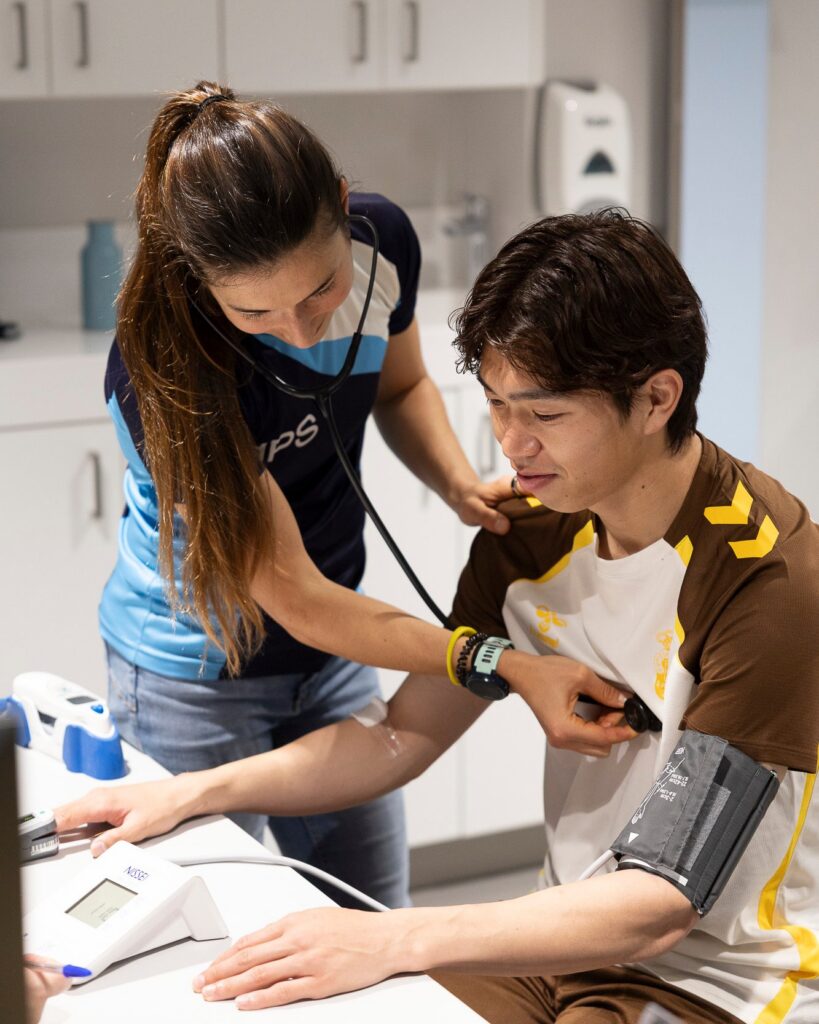 El atacante japonés, anunciado oficialmente este sábado como jugador de la Unión Deportiva Las Palmas, se ha desplazado junto al resto de sus compañeros y podría entrar en la convocatoria. Taisei Miyashiro ya estaba dentro del aeropuerto de Gran Canaria cuando aún la Unión Deportiva Las Palmas no había hecho oficial su fichaje. De hecho,