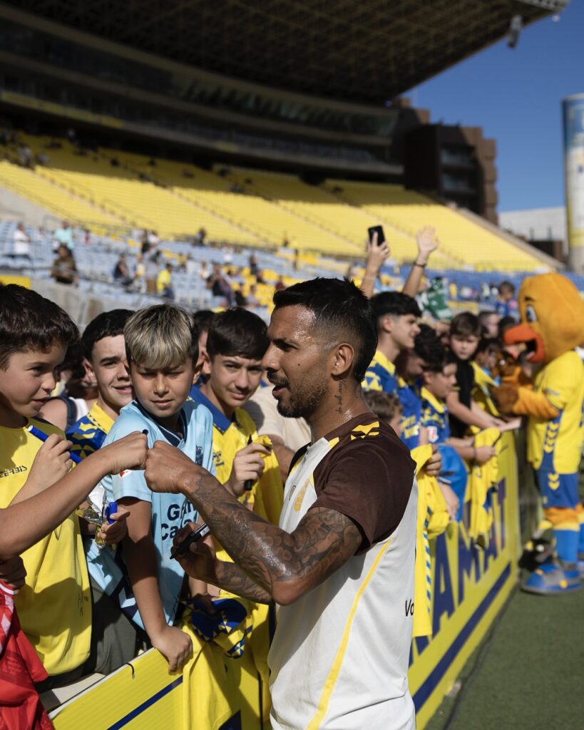 La afición de la Unión Deportiva Las Palmas volvió a demostrar una vez más estar cerca de los suyos y no dudo en poblar la grada de Tribuna para presenciar el entrenamiento de este viernes. Viernes de puertas abiertas en el Estadio de Gran Canaria para presenciar el entrenamiento de la Unión Deportiva Las Palmas,