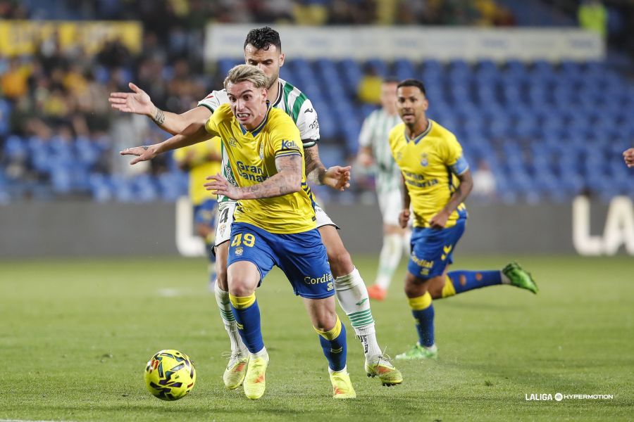 Dos errores significativos en los primeros quince minutos del partido pusieron cuesta arriba el encuentro. Con dos goles en contra, Las Palmas comenzó a ponerse nerviosa y a precipitarse. Ale García marcó el gol de los amarillos, que suman dos derrotas consecutivas por primera vez en la temporada. Dinko Horkaš detuvo un penalti en los