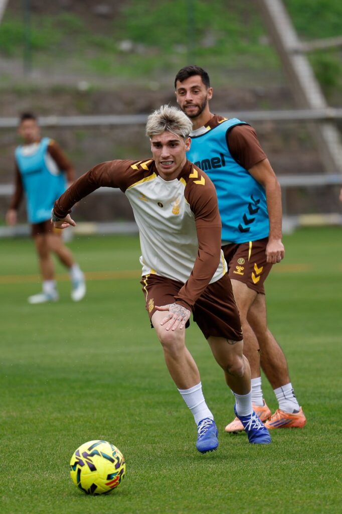 Iker Bravo entrenamiento | udlaspalmas.NET El nuevo delantero de la UD Las Palmas fue presentado este jueves tras completar el primer entrenamiento como amarillo. El nuevo delantero de la UD Las Palmas, Iker Bravo, ha sido presentado este jueves como jugador amarillo: "Tenía muy claro lo que quería para la segunda parte de la temporada. Hablé con Luis García y