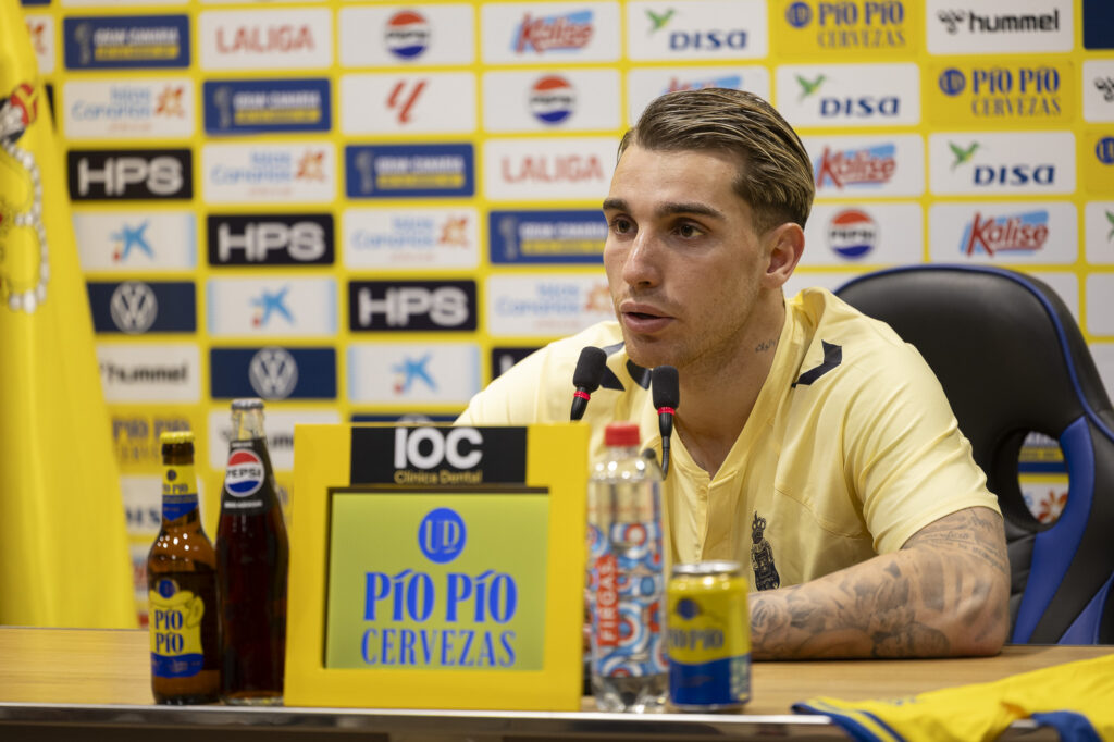 Iker Bravo presentación0 | udlaspalmas.NET El nuevo delantero de la UD Las Palmas fue presentado este jueves tras completar el primer entrenamiento como amarillo. El nuevo delantero de la UD Las Palmas, Iker Bravo, ha sido presentado este jueves como jugador amarillo: "Tenía muy claro lo que quería para la segunda parte de la temporada. Hablé con Luis García y