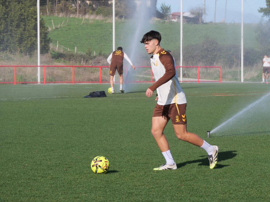 El conjunto grancanario terminó de preparar el partido de este domingo contra el Racing de Santander en las instalaciones de Mareo, propiedad del Sporting de Gijón. Cosas de la insularidad, la Unión Deportiva Las Palmas sacrificó su último entrenamiento en la Ciudad Deportiva de Barranco y se desplazó este sábado por la mañana hasta Asturias,