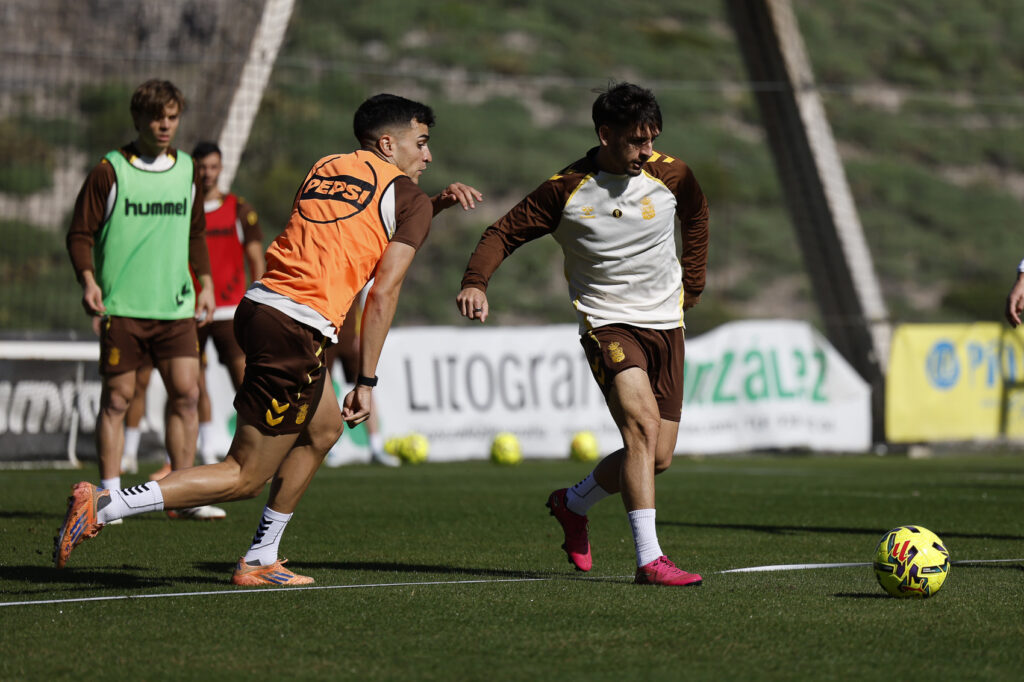 El conjunto grancanario volvió este martes a los entrenamientos para empezar a preparar el partido de este viernes contra la Real Sociedad B, donde los amarillos llegan con cuatro bajas seguras. Vuelta a los entrenamientos en la Unión Deportiva Las Palmas. Tras disfrutar del lunes libres, el conjunto grancanario volvió este martes al trabajo en