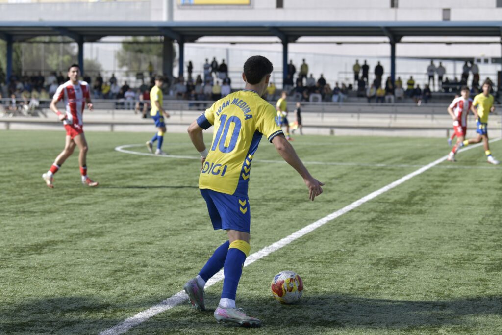Liderados por Iván Medina, autor de una asistencia espectacular y un golazo, Las Palmas Atlético completó una remontada de las que se quedan en la memoria tras ir perdiendo por dos goles antes del primer cuarto de hora. Johan Guedes empató el partido desde los once metros y el filial suma su tercera victoria en