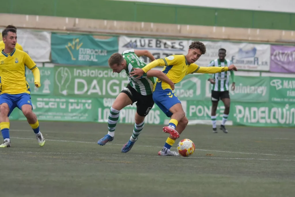 El filial de la Unión Deportiva Las Palmas vuelve a situarse en mitad de la clasificación tras acumular dos sólidas victorias consecutivas. El equipo grancanario, a dos puntos de la promoción de ascenso y también de disputar una eliminatoria por la permanencia. La igualdad en la Segunda Federación sigue su curso. Terminada la primera vuelta
