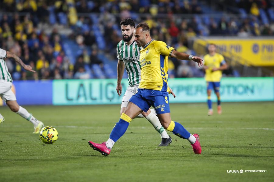 Dos errores significativos en los primeros quince minutos del partido pusieron cuesta arriba el encuentro. Con dos goles en contra, Las Palmas comenzó a ponerse nerviosa y a precipitarse. Ale García marcó el gol de los amarillos, que suman dos derrotas consecutivas por primera vez en la temporada. Dinko Horkaš detuvo un penalti en los