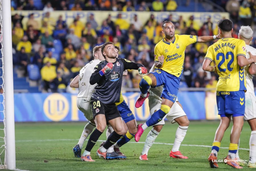 Poco más de veinticinco mil espectadores acudieron este sábado al Estadio de Gran Canaria para presenciar el partido entre dos de los equipos favoritos al ascenso a Primera División. Se preveía la mejor entrada de la temporada en el Estadio de Gran Canaria y el aficionado amarillo no decepcionó en abarrotar las gradas del recinto