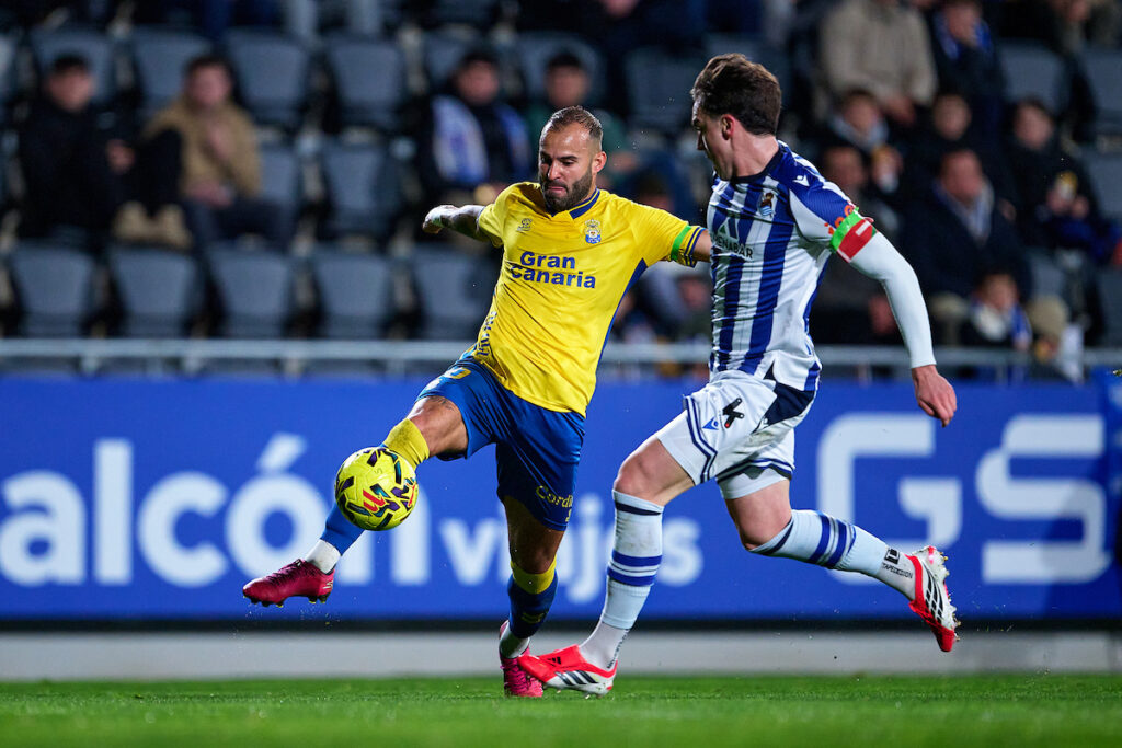 La Unión Deportiva Las Palmas vuelve a puntuar tras dos partidos seguidos perdiendo pero deja dudas en Zubieta, donde se le escaparon dos puntos en un partido donde no supo sentirse cómodo sobre el terreno de juego. Kirian Rodríguez cometió un error en el gol encajado y fue el autor del gol amarillo. Cuatro cambios