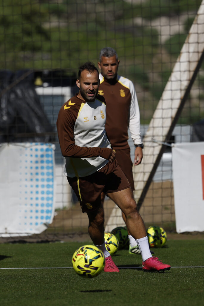Luis García tendrá que decidir entre Jesé Rodríguez o Iker Bravo para ser el nueve de referencia de la Unión Deportiva Las Palmas en la visita este viernes a la Real Sociedad B. Pocas posiciones generan más conversaciones y debates que la posición de delantero centro de cualquier equipo. Más ahora en un fútbol moderno