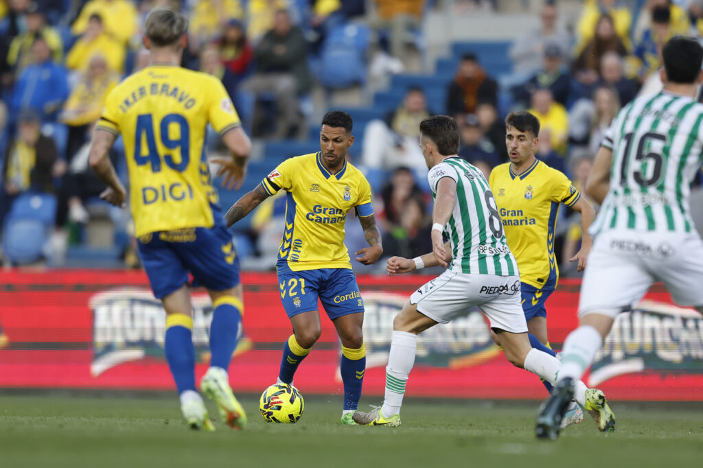 El capitán de la Unión Deportiva Las Palmas ya es el vigésimo jugador con más partidos en el representativo, sumando un total de 282 encuentros oficiales y estando igualado con Juan Guedes. 282 partidos oficiales representando a la Unión Deportiva Las Palmas. Jonathan Viera entró este sábado en el Top 20 de jugadores con más