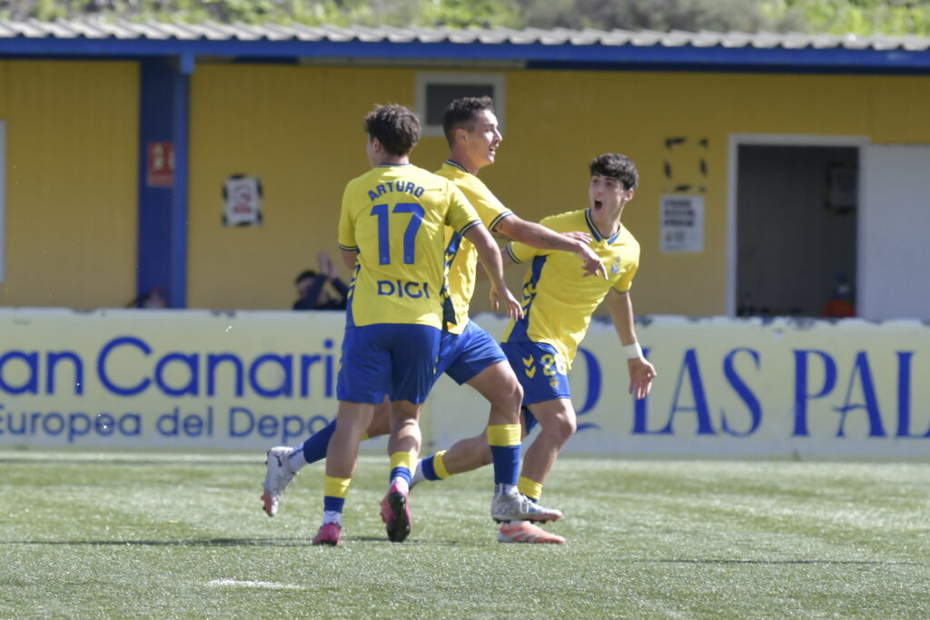 Liderados por Iván Medina, autor de una asistencia espectacular y un golazo, Las Palmas Atlético completó una remontada de las que se quedan en la memoria tras ir perdiendo por dos goles antes del primer cuarto de hora. Johan Guedes empató el partido desde los once metros y el filial suma su tercera victoria en
