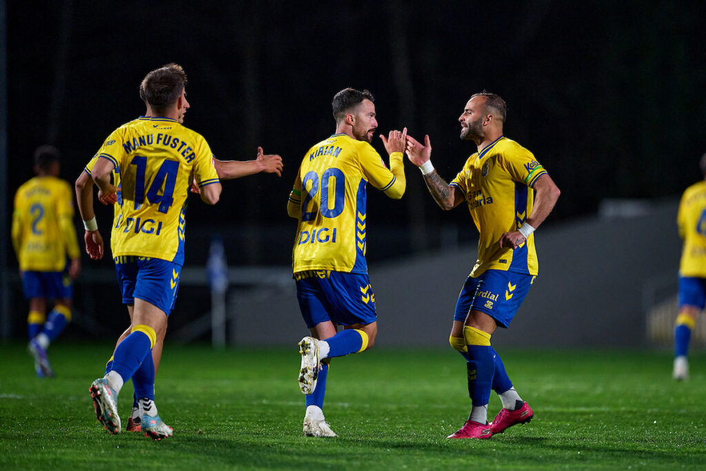 La Unión Deportiva Las Palmas vuelve a puntuar tras dos partidos seguidos perdiendo pero deja dudas en Zubieta, donde se le escaparon dos puntos en un partido donde no supo sentirse cómodo sobre el terreno de juego. Kirian Rodríguez cometió un error en el gol encajado y fue el autor del gol amarillo. Cuatro cambios