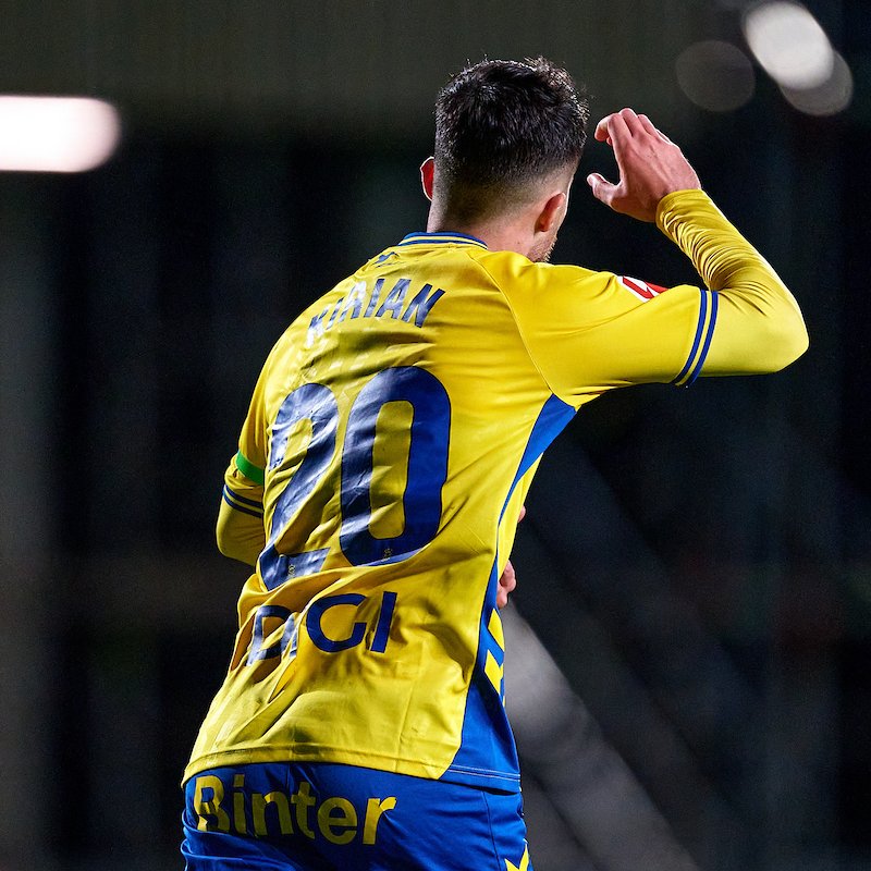 El mediocentro de la Unión Deportiva Las Palmas explicó como lleva actualmente la temporada tras haber pasado por todo lo que ha pasado y tras volver a sumar minutos en los dos últimos partidos de LaLiga Hypermotion. La temporada de Kirian Rodríguez no puede medirse como una temporada cualquiera. Hace un año, el '20' se