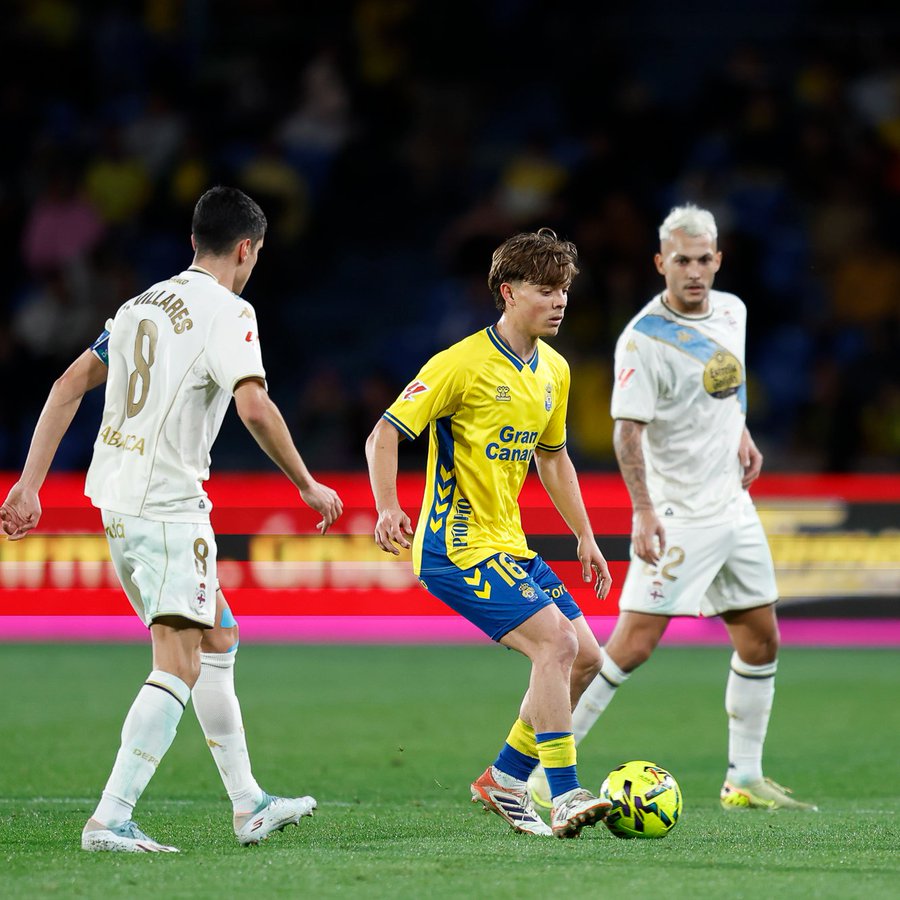 El presidente de la Unión Deportiva Las Palmas ha matizado sus palabras de unos meses y reconoce que la entidad amarilla tiene una opción de compra pero por un precio desorbitado. ¿Tiene o no tiene la Unión Deportiva Las Palmas una opción de compra por Lorenzo Amatucci? Tanto en su presentación como en declaraciones posteriores,