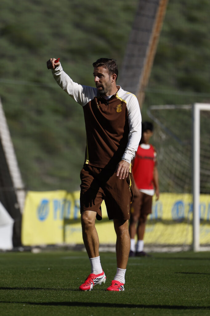 Luis García analizó este jueves la actualidad de la Unión Deportiva Las Palmas, que este viernes visita a la Real Sociedad B en Zubieta. Desveló el motivo del cambio de Jonathan Viera contra el Córdoba. Tras dos derrotas consecutivas, la Unión Deportiva Las Palmas intentará salir del bache ganando en San Sebastián contra el filial