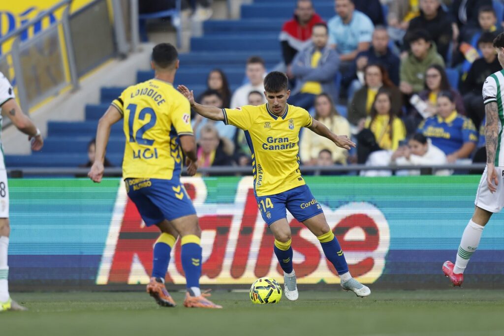 Tras la ausencia de Sergio Barcia contra la Real Sociedad B, el de Manises es el único jugador de la Unión Deportiva Las Palma que ha disputado los 24 partidos de LaLiga Hypermotion. El incombustible Manu Fuster. El '14' de la Unión Deportiva Las Palmas ya es el único jugador que ha disputado todos los