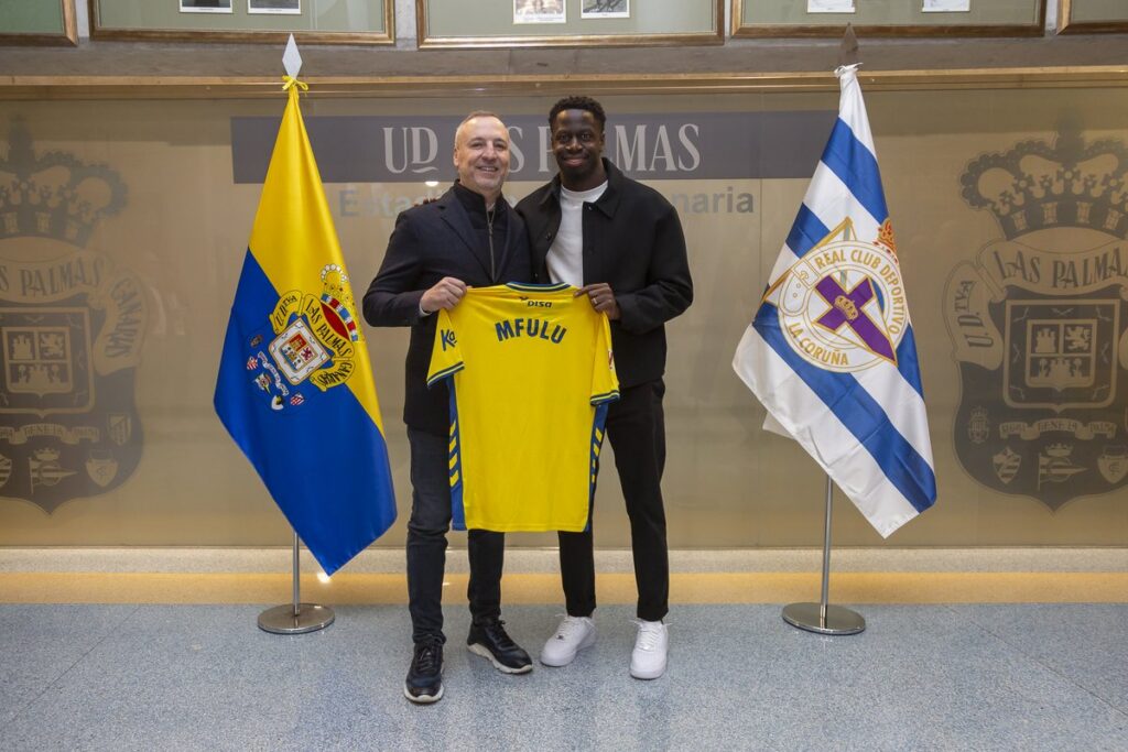 El mediocentro francés realizó el saque de honor en el partido de este sábado que enfrentaba a sus dos últimos equipos. Mfulu dejó una gran huella en el vestuario del representativo. Mfulu es uno de esos jugadores que dejaron huella en la Unión Deportiva Las Palmas. Su personalidad le hizo ser importante dentro del vestuario