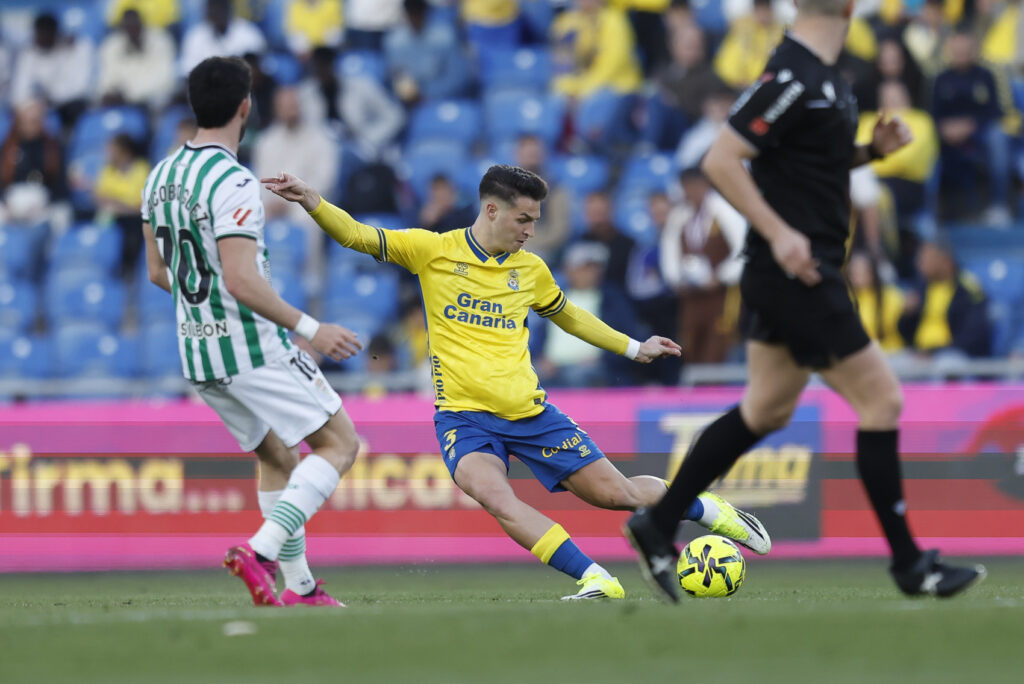 Ambos jugadores de la Unión Deportiva Las Palmas se perderán el partido de este viernes en Zubieta contra la Real Sociedad B. Luis García tendrá que apostar por Álex Suárez y Juanma Herzog. Problemas para la visita de este viernes a la Real Sociedad B. Luis García no podrá contar con el centro de la